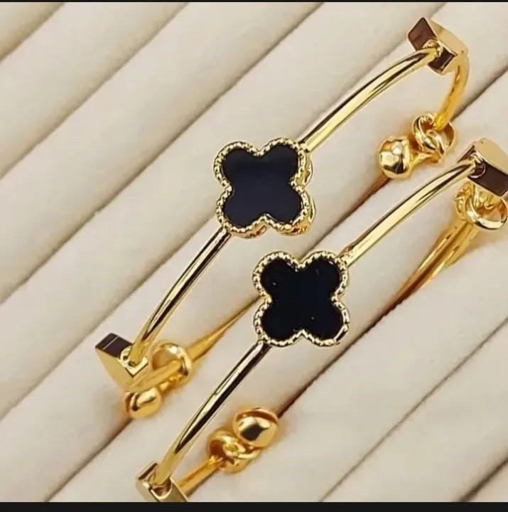 Gold plated two piece bangle set